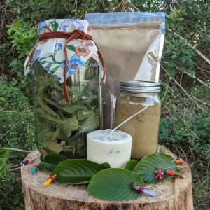 Kratom candle with crushed leaf and powder